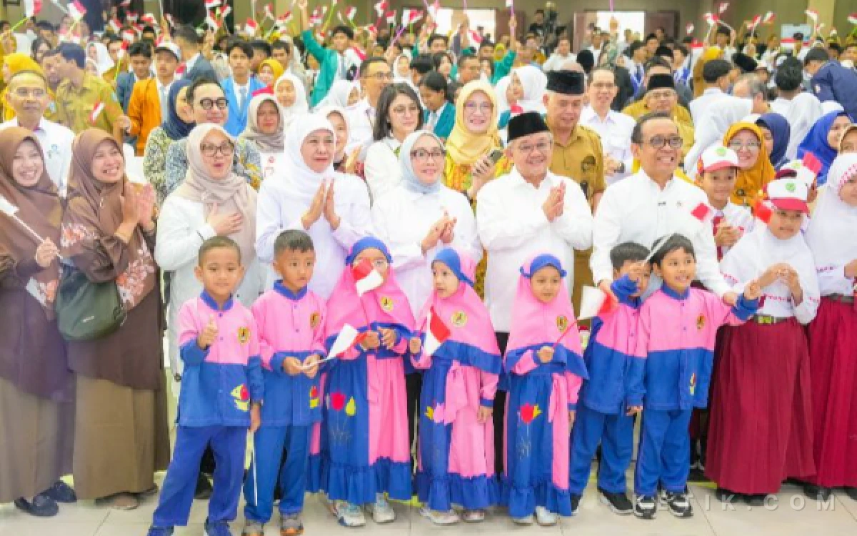 Thumbnail Berita - Gubernur Khofifah Gandeng 3 Menteri, Gerakan Nasional Cegah Kekerasan di Sekolah Resmi Dimulai