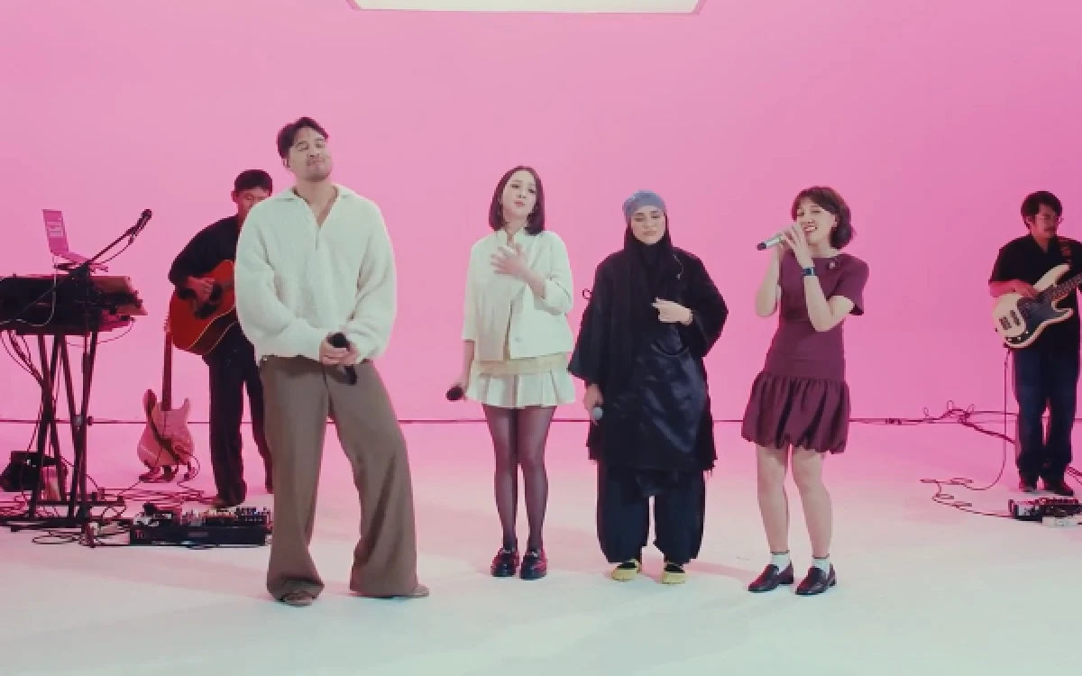 Thumbnail Berita - Hampir Satu Dekade Sejak Berhenti Eksis, Tiga Personel Blink Tampil di Youtube Adrian Khalif