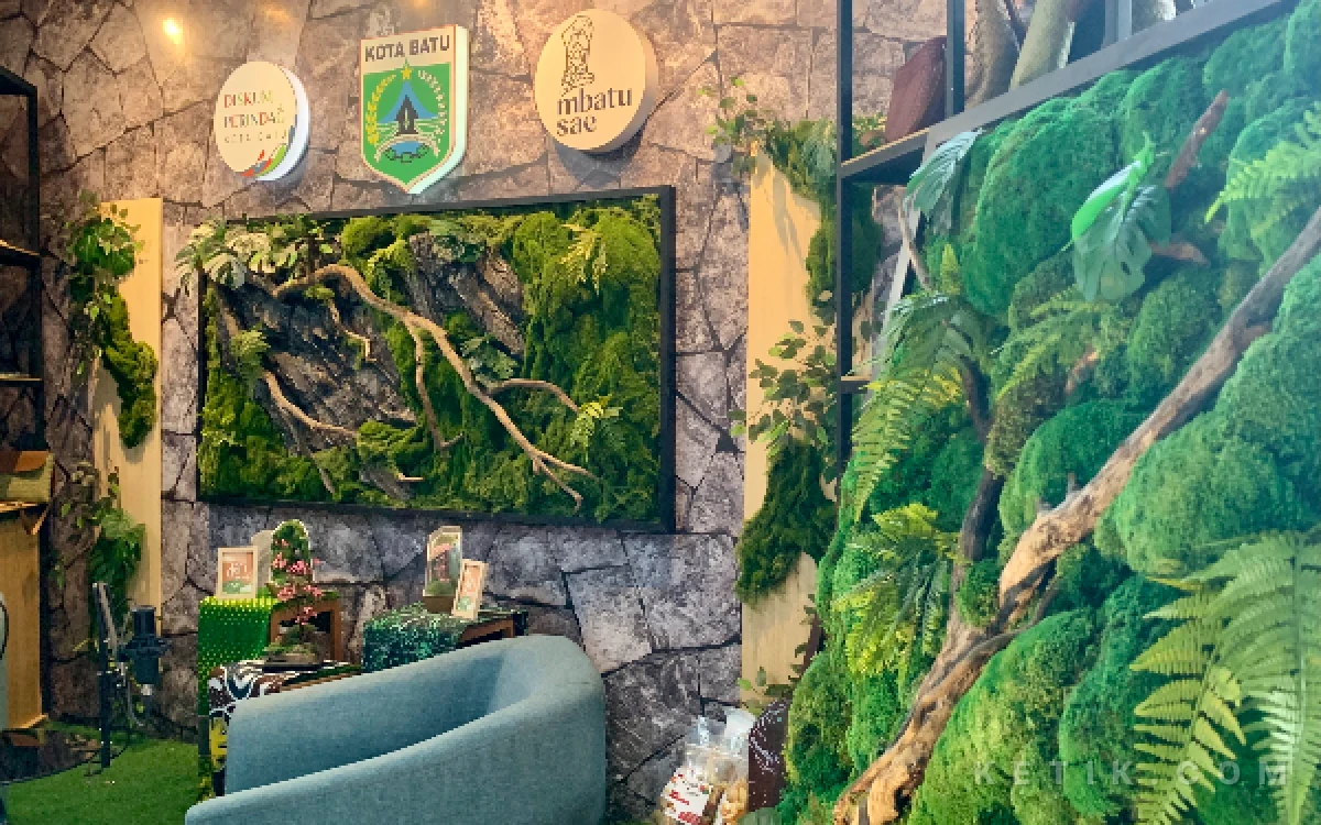 Thumbnail Berita - Unik dan Tahan 10 Tahun, Moss Wall Art Karya Seniman Kota Batu Tembus Pasar Nasional