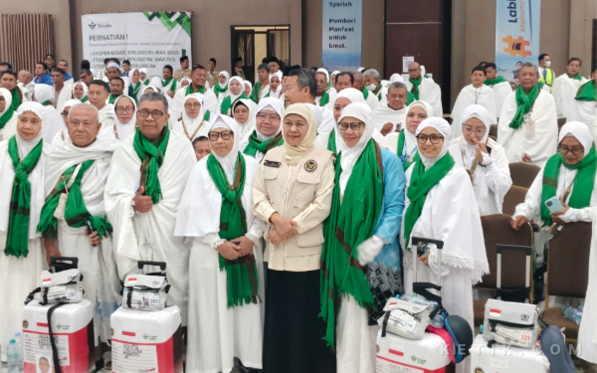 Thumbnail Berita - Lepas Kloter Terakhir, Khofifah Syukuri Pemberangkatan Jemaah Haji 2026 Jatim Lancar