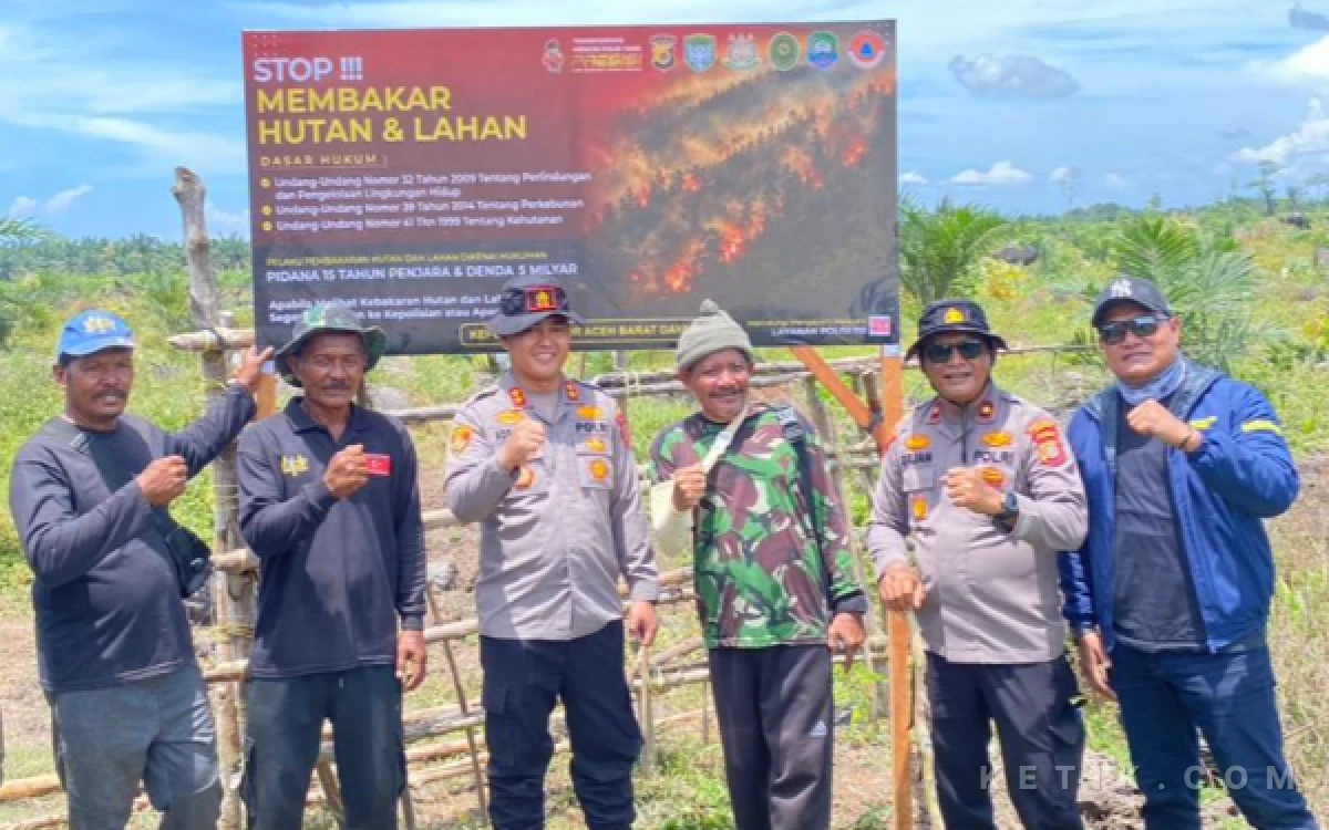 Foto Kapolres Abdya, AKBP Ade Gita Rachmadi (tiga dari kiri) bersama personel dan masyarakat memasang papan informasi imbauan tentang karhutla di Kecamatan Babahrot, Selasa (1/9/2026). (Foto: T. Rahmat/Ketik)