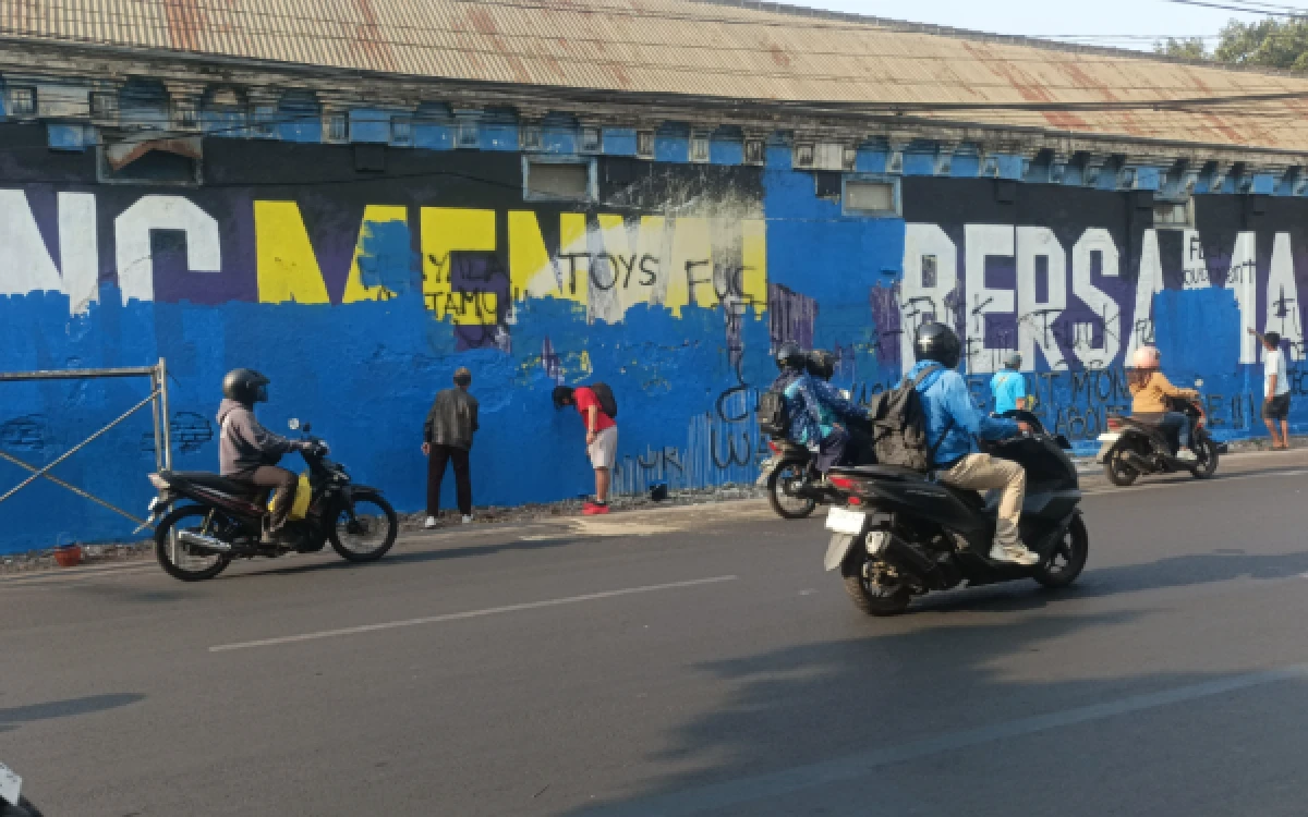 Thumbnail Berita - Mural Ikonik 'Malang The Glory Land' Lenyap Ditimpa Iklan MCF, Koordinator Minta Maaf ke Aremania