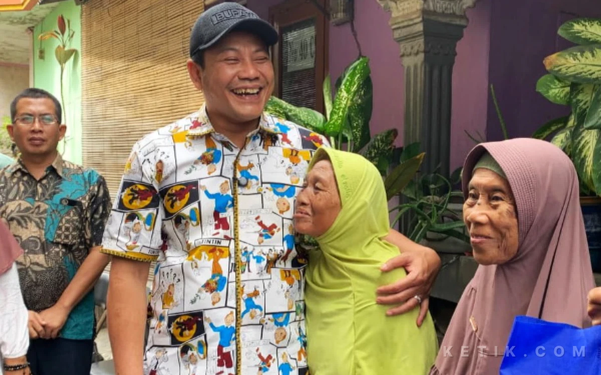 Foto Bupati Subandi memeluk lansia yang dikunjungi di Desa Kedungrejo, Kecamatan Waru, Sidoarjo. (Foto: Dokumen)