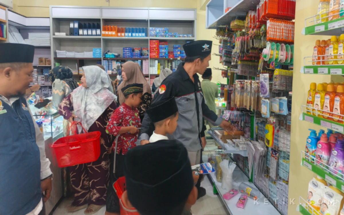 Thumbnail Berita - Baper Panceng Ajak Puluhan Anak Yatim Belanja Kebutuhan Sekolah Jelang Tahun Ajaran Baru
