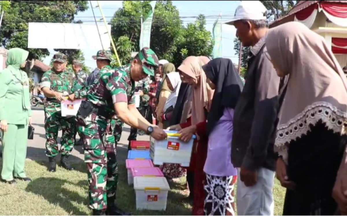 Thumbnail Berita - Tutup TMMD ke-128 Kodim 0820 Probolinggo, Kasdam V/Brawijaya Salurkan Sembako di Desa Brabe