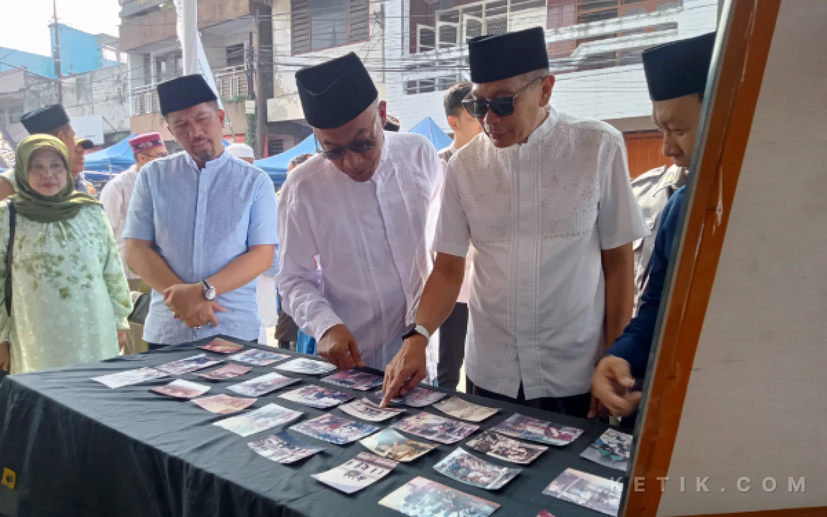 Foto Momen Walikota Malang, Wahyu Hidayat melihat-lihat dokumentasi perayaan Hari Raya Iduladha di Kidul Pasar dari tahun ke tahun. (Foto: Aliyah/Ketik.com)