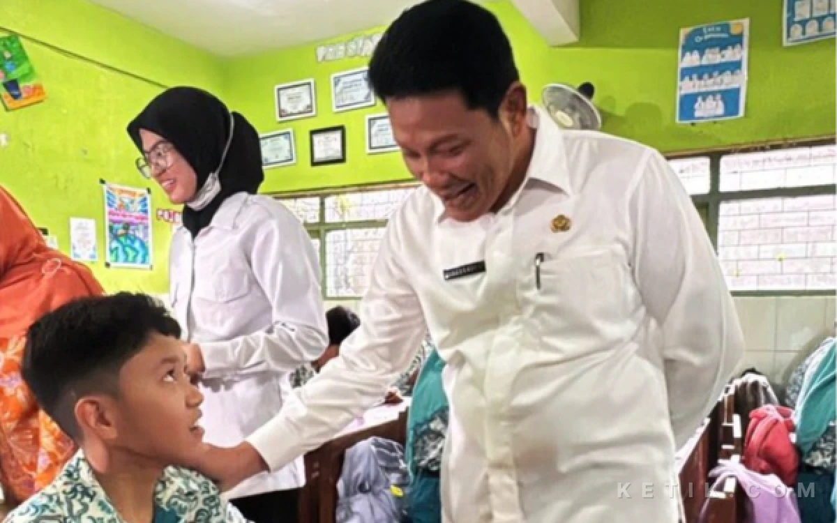 Thumbnail Berita - Hari Pertama Sekolah di Sidoarjo, Bupati Subandi Semangati Orang Tua, Guru, dan Anak-Anak