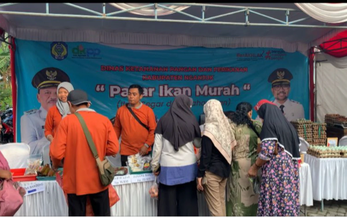Thumbnail Berita - Dukung Ketahanan Pangan, Mahasiswa MBKM UB Kediri Sukseskan Pasar Ikan Murah di Nganjuk