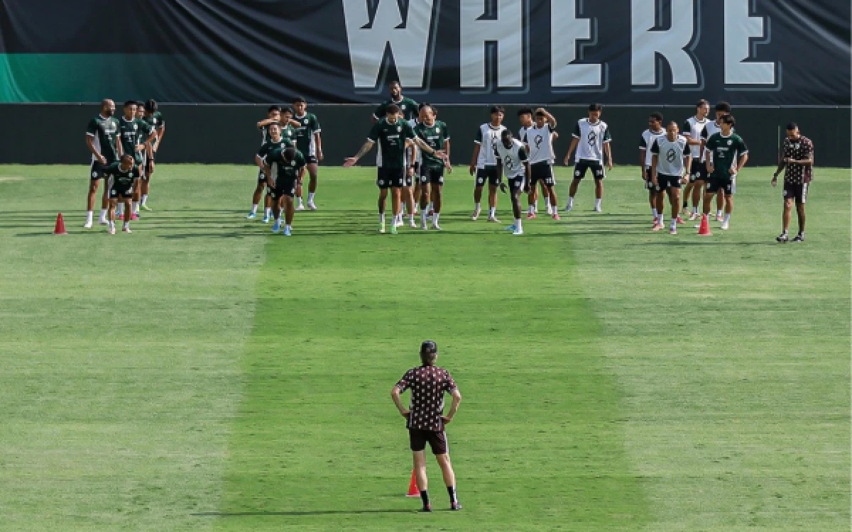 Thumbnail Berita - PSS Sleman Waspada Kekuatan Persebaya, Soroti Soliditas Pertahanan Bajul Ijo