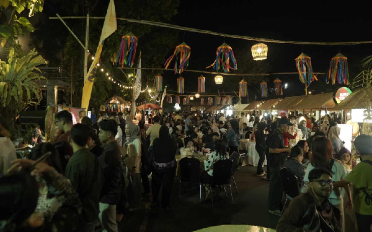 Foto Suasana malam Tong Tong Night Market yang ramai didatangi pengunjung di hari kedua. (Foto: The Shalimar Boutique Hotel Malang for Ketik.com)