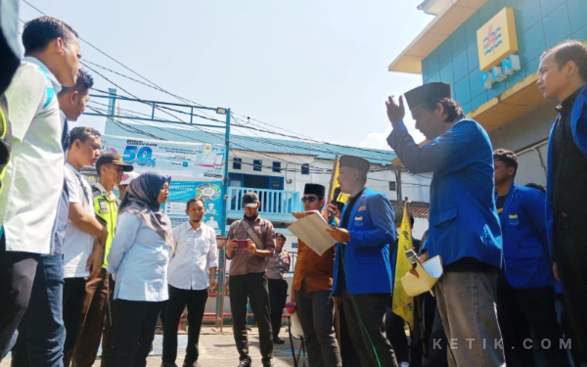 Thumbnail Berita - Geruduk Kantor PLN Pacitan, PMII Tuntut Kompensasi Pelanggan-Desak Evaluasi Manajemen