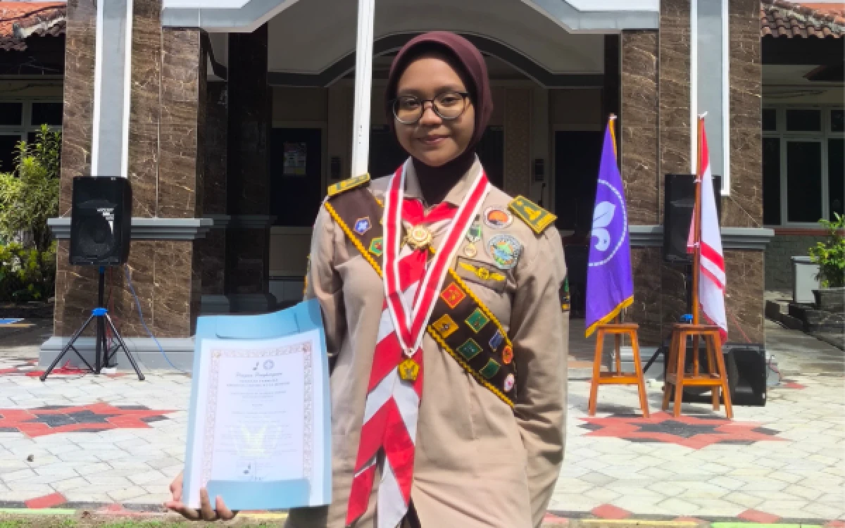 Thumbnail Berita - Kisah Anindita Zabrina Ubah Cibiran Menjadi Prestasi Berupa Beasiswa Pramuka Kuliah di Unesa