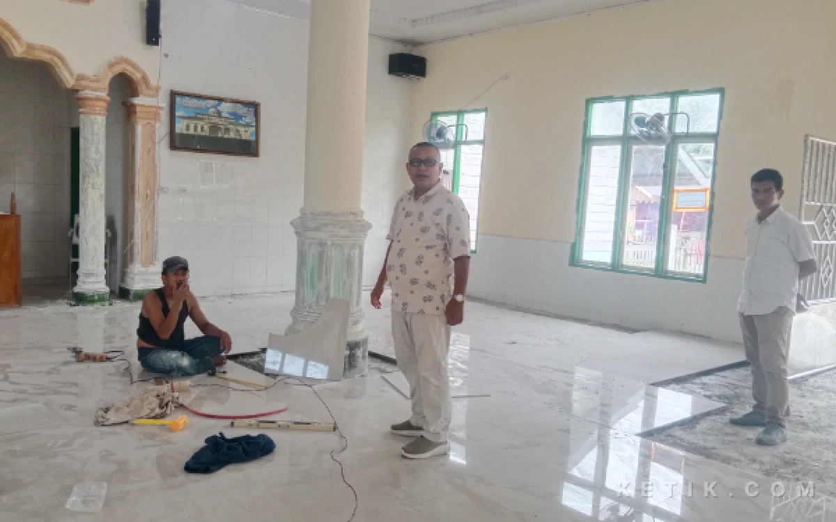 Foto Wakil Ketua DPRK Simeulue, Sunardi, SH saat melakukan Peninjauan Rehabilitasi Pembangunan Masjid Darul Iman Desa Bunon Kec. Teupah Barat. Rabu, 23 September 2026. (Helman/Ketik.com)