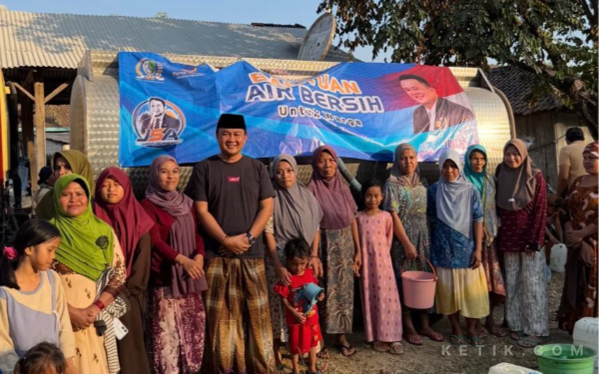 Thumbnail Berita - Atasi Krisis Kekeringan, Anggota DPRD Sampang Rutin Salurkan Air Bersih hingga ke Pesantren