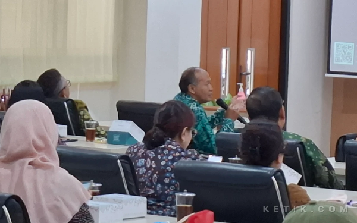 Foto Ketua Pengda IPPAT Kabupaten Sleman, Indro Putro (pegang mic) saat membeberkan kronologi aksi unjuk rasa hingga menjabarkan potret buram birokrasi internal BPN Sleman. (Foto: Fajar R/Ketik.com)