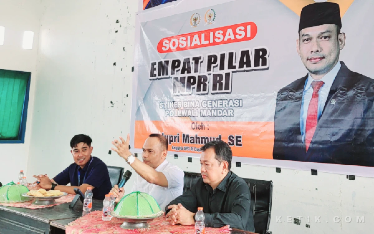 Thumbnail Berita - Anggota DPD RI Jupri Mahmud Gelar Sosialisasi Empat Pilar Kebangsaan di STIKES Bina Generasi Polman
