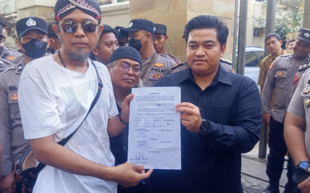 Thumbnail Berita - Dukung Warga Gulomantung, Ketua DPRD Gresik Tegaskan Industri Berat Harus Taat Aturan Perizinan