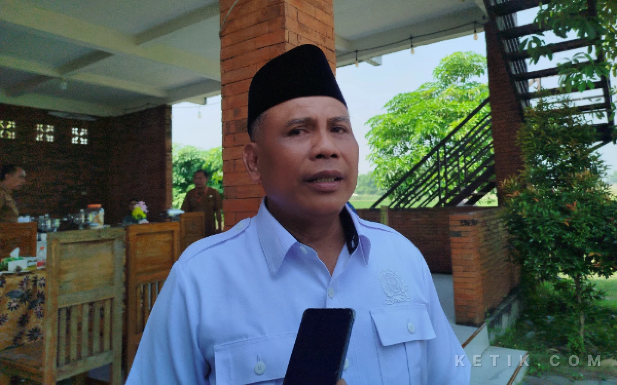 Foto Anggota Komisi A DPRD jatim Sumardi beri keterangan usai memberkkan materi ( foto : sholahudin/ketik.com)