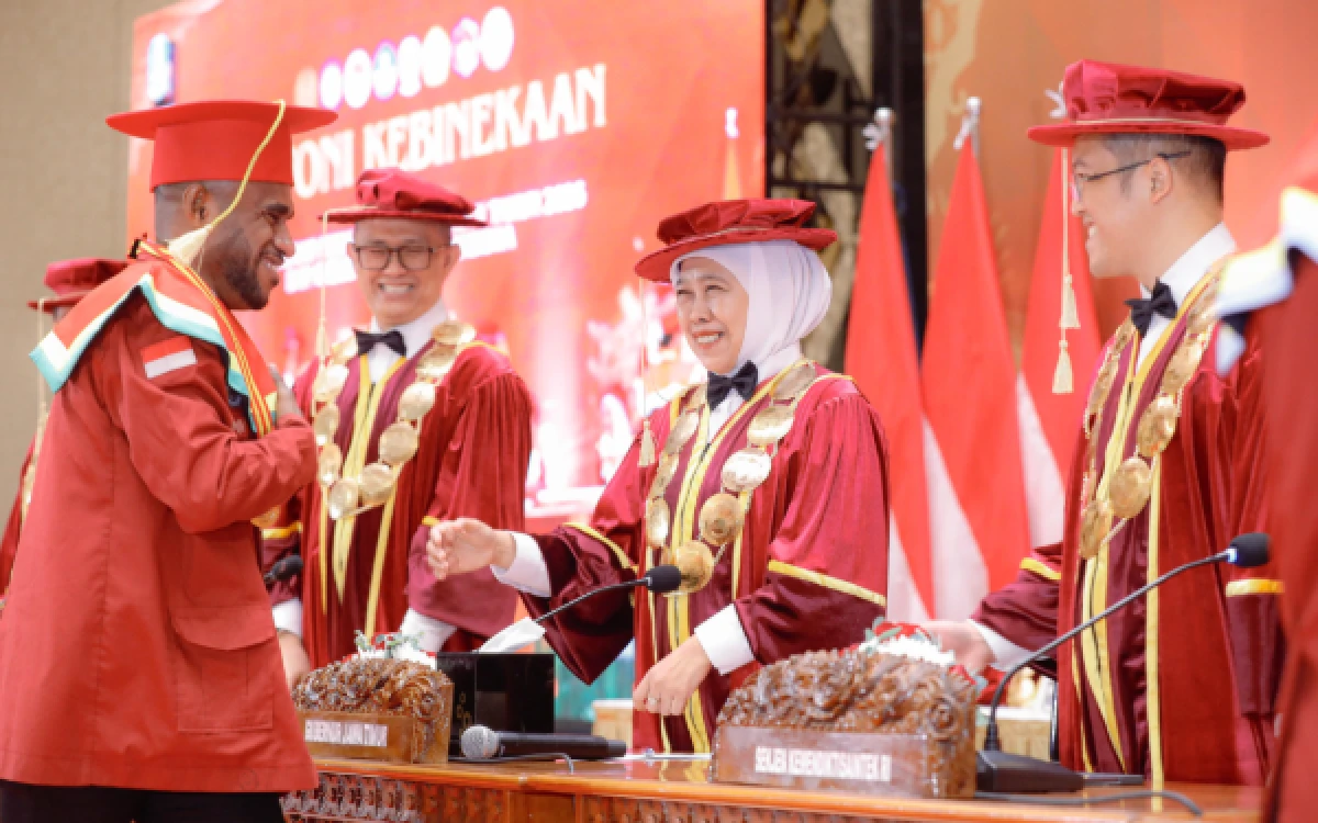 Thumbnail Berita - Khofifah Kukuhkan 200 Mahasiswa Baru AMN Surabaya, 305 Angkatan Pertama Diwisuda