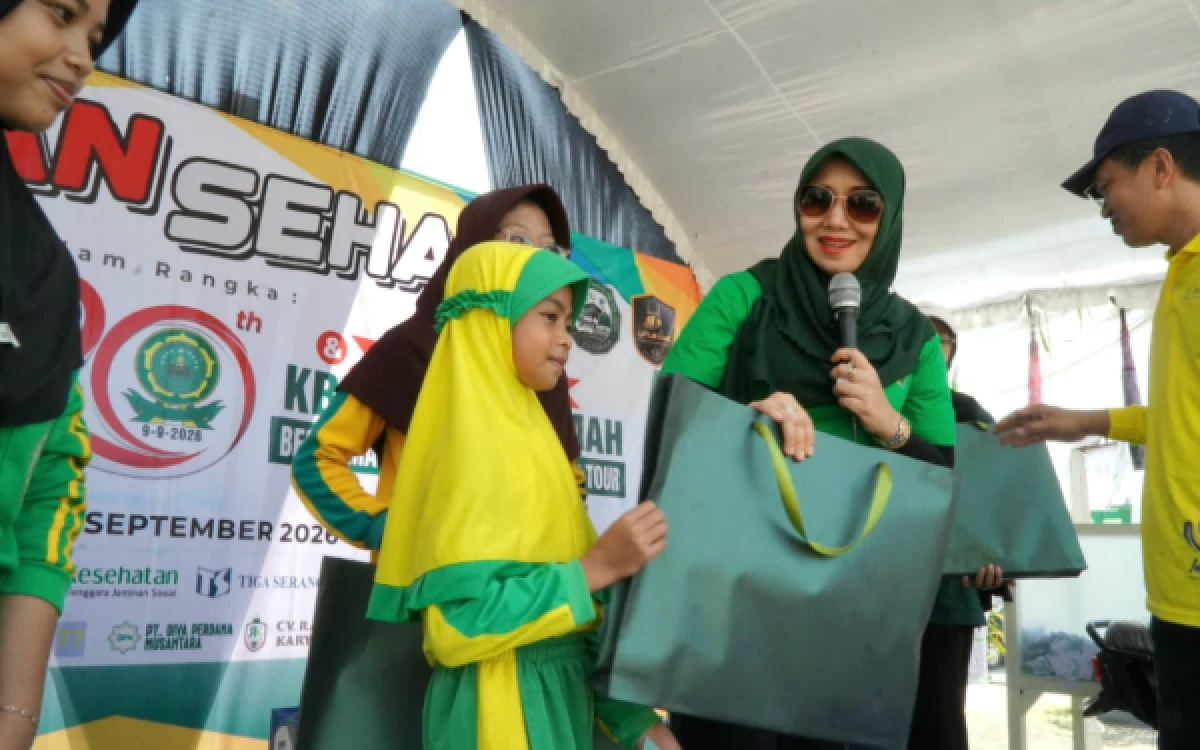 Thumbnail Berita - Hadiri Harlah Ke-20 Ponpes Modern Al-Fatimah Bojonegoro, Ning Lia Diserbu Santri