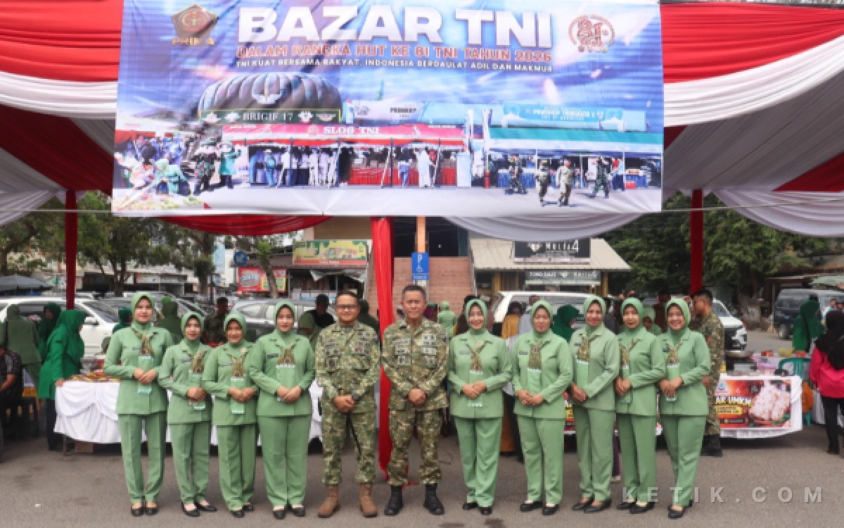 Thumbnail Berita - Semarak HUT Ke-81 TNI, Kodim 0402/OKI-OI Buka Bazar di Tengah Pasar Kayuagung