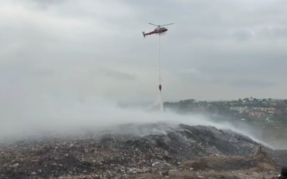 Thumbnail Berita - Water Bombing Kebakaran TPA Supit Urang Digencarkan Hingga 31 Oktober