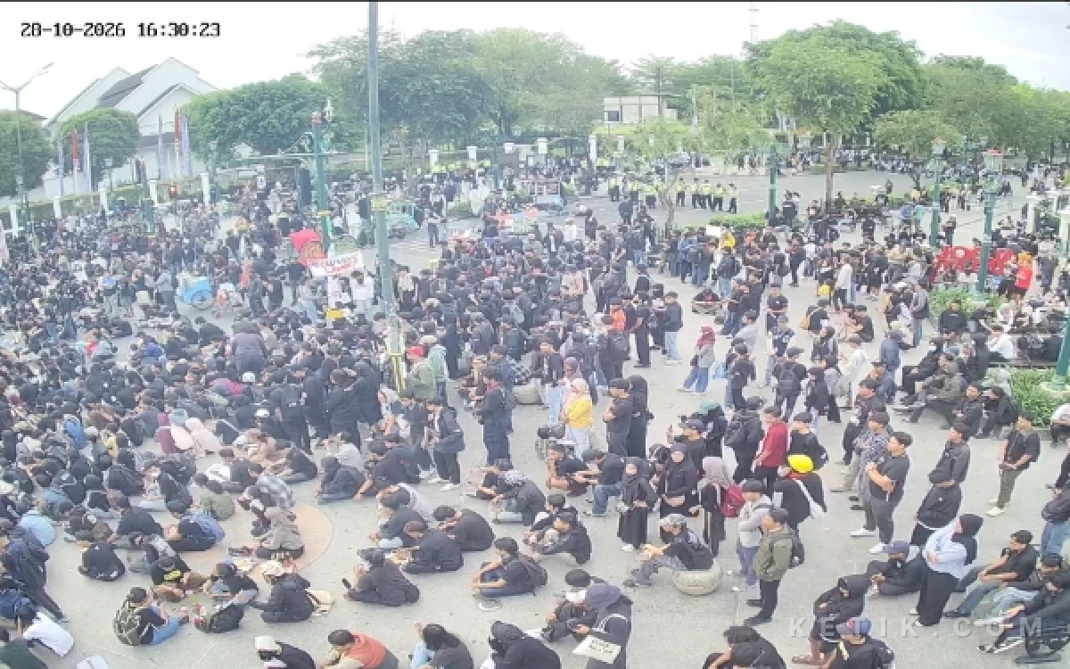 Foto Lautan massa gabungan elemen mahasiswa dan masyarakat berkumpul menyampaikan aspirasi di kawasan Titik Nol Kilometer Yogyakarta, Rabu sore, 28 Oktober 2026, sebelum massa utama membubarkan diri secara tertib. (Foto: Dok Ketik.com)