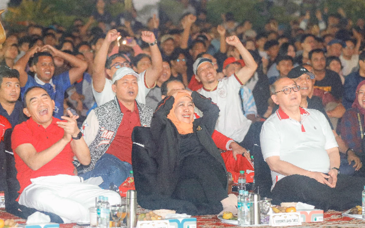 Thumbnail Berita - Nobar Spanyol Juara Dunia, Gubernur Khofifah Sebut Sepak Bola Ajarkan Nilai Penting untuk Kehidupan