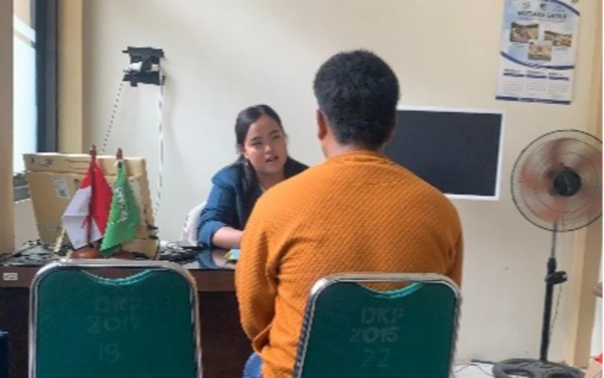 Foto Mahasiswa membantu penerbitan dan perpanjangan surat rekomendasi BBM Nelayan  (Foto : Mahasiswa PSDKU UB Kediri)