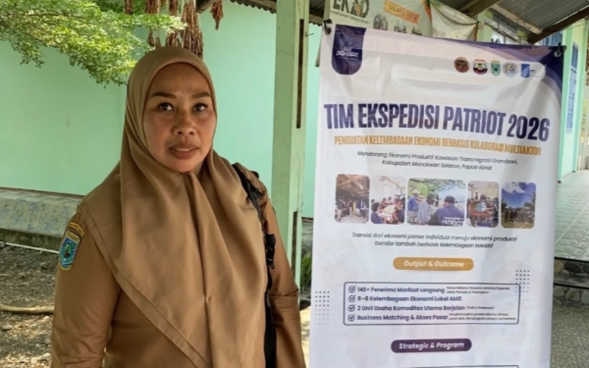 Foto Kepala Bidang Perikanan Tangkap Dinas Kelautan dan Perikanan Manokwari Selatan, Dessy Nurhayati ucapkan terima kasih di Balai Kampung Margomulyo, pada Selasa, 13 Oktober 2026. (Tim Ekspedisi Patriot ITS 2026)