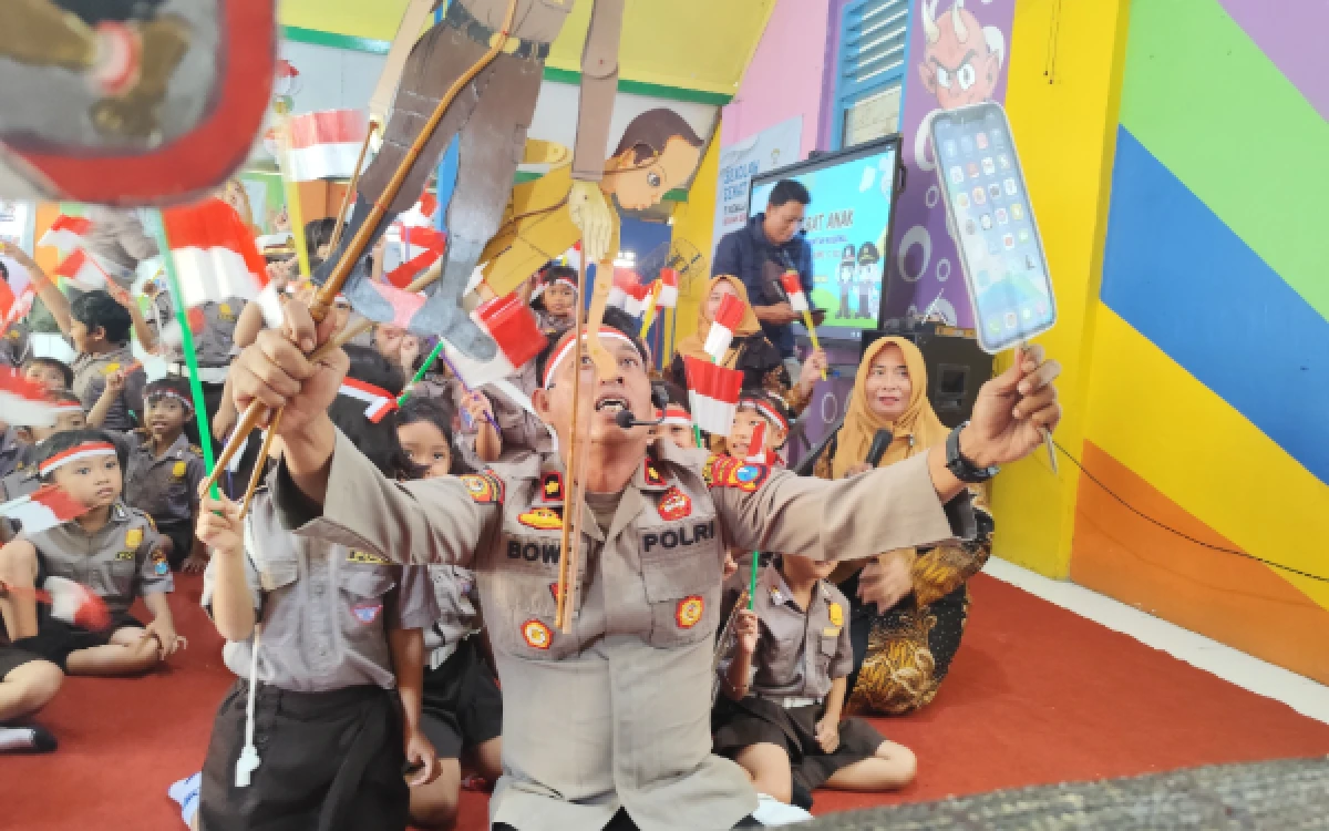 Thumbnail Berita - Polisi di Kediri Ajak Anak Belajar Bahaya Gadget Lewat Wayang Karton