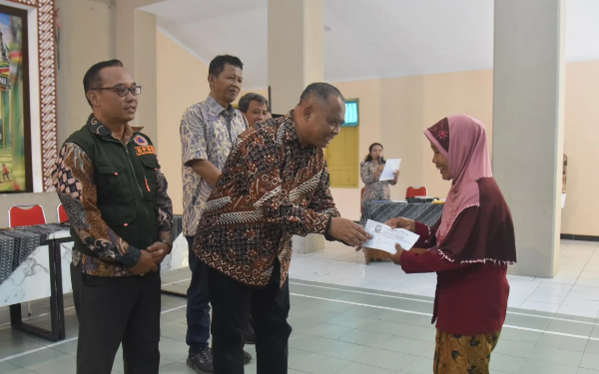 Thumbnail Berita - Pemkab Sleman Serahkan Bantuan untuk Korban Bencana, Warga Diminta Waspada El Nino