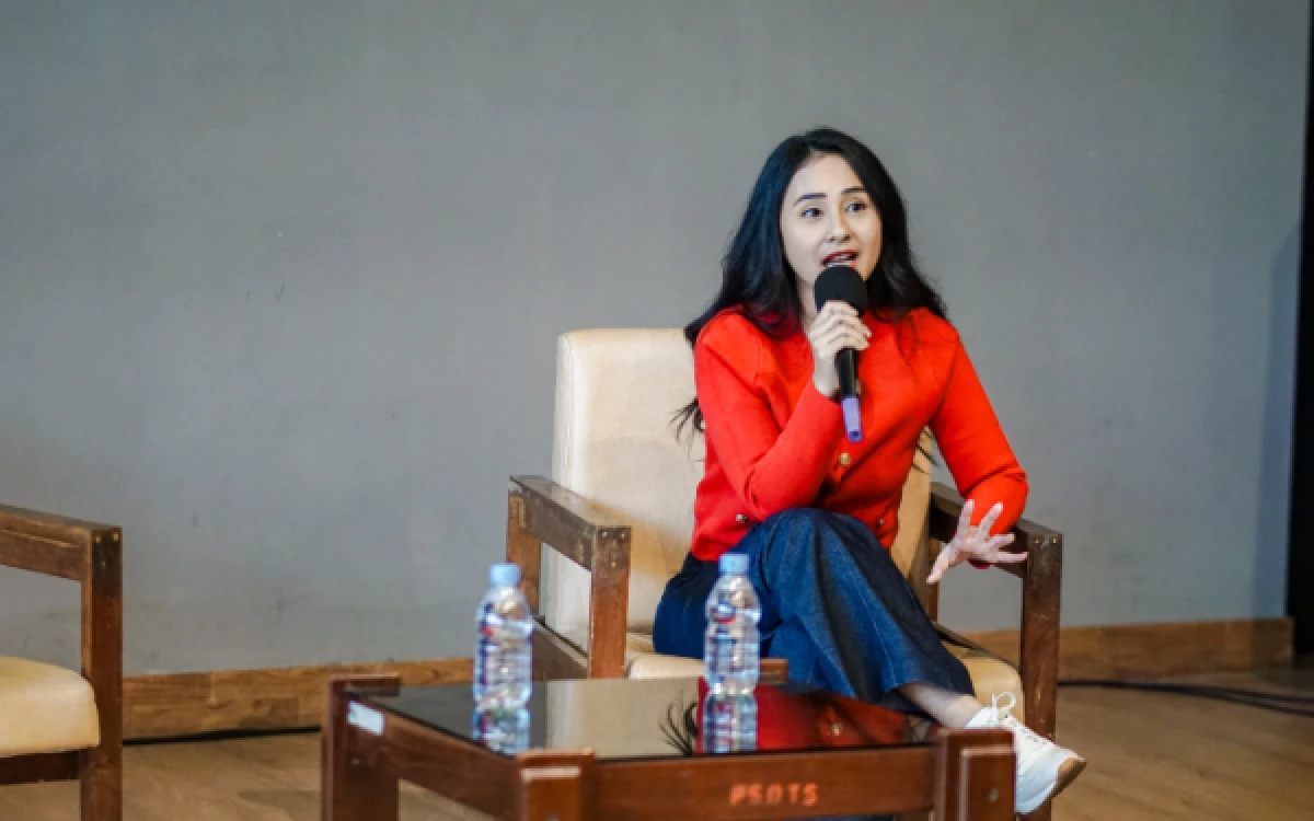 Foto Certified Financial Planner sekaligus kreator konten keuangan, Olivia Louise, saat menyampaikan materi edukasi perencanaan keuangan dalam program AIA Silabus di Gedung GIK, Universitas Gadjah Mada (UGM), Yogyakarta. (Foto: AIA for Ketik.com)