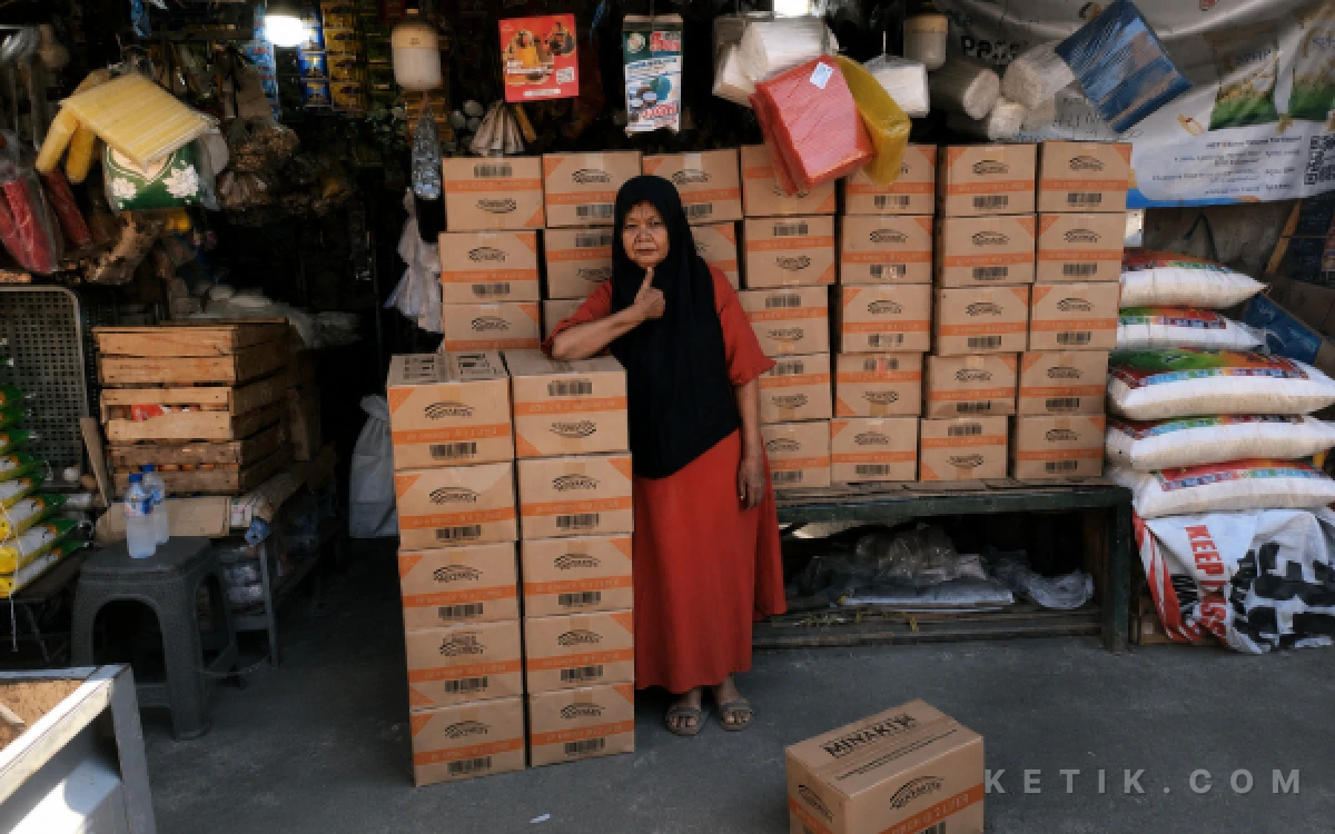 Foto BULOG Mojokerto Salurkan MinyaKita di Pasar Tanjung Kota Mojokerto ( foto : humas bulog mojokerto/ ketik.com)