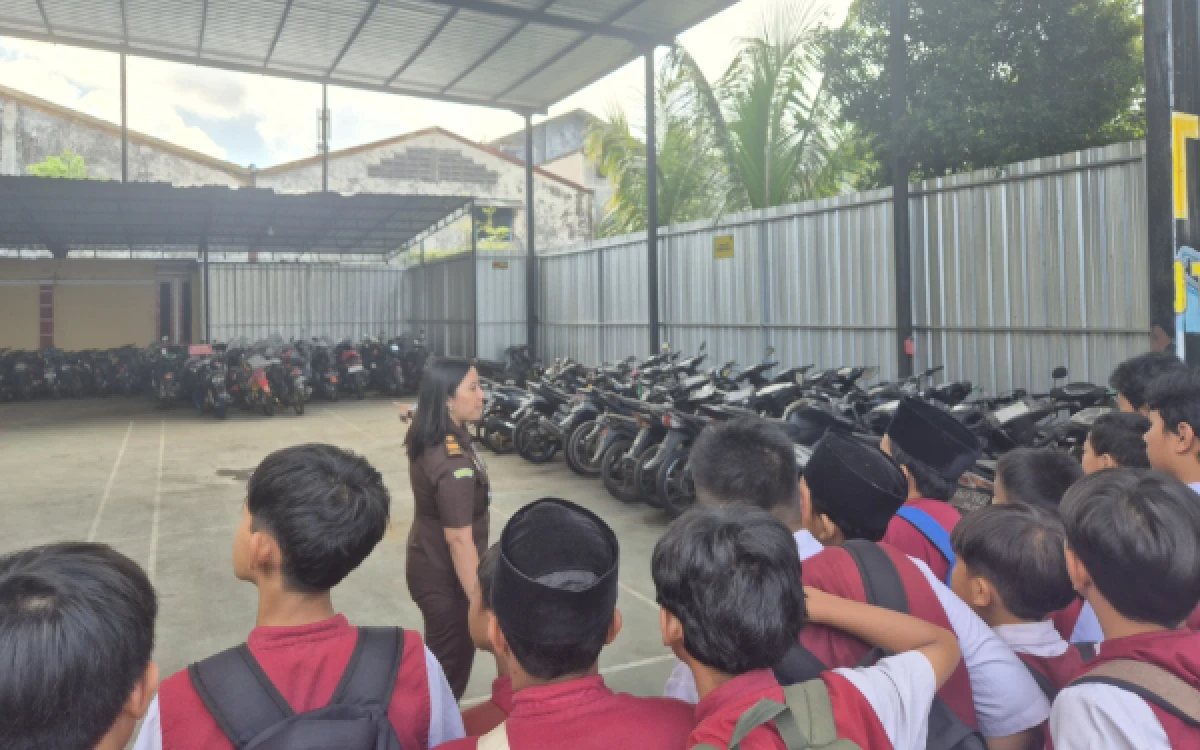 Foto Para siswa SD Islam Al-Ulum sedang mengikuti kegiatan outing class edukatif dengan melihat gudang penyimpanan barang bukti yang ada di kantor Kejari Kota Malang, Senin, 18 Mei 2026 (Foto : Kukuh / Ketik.com)