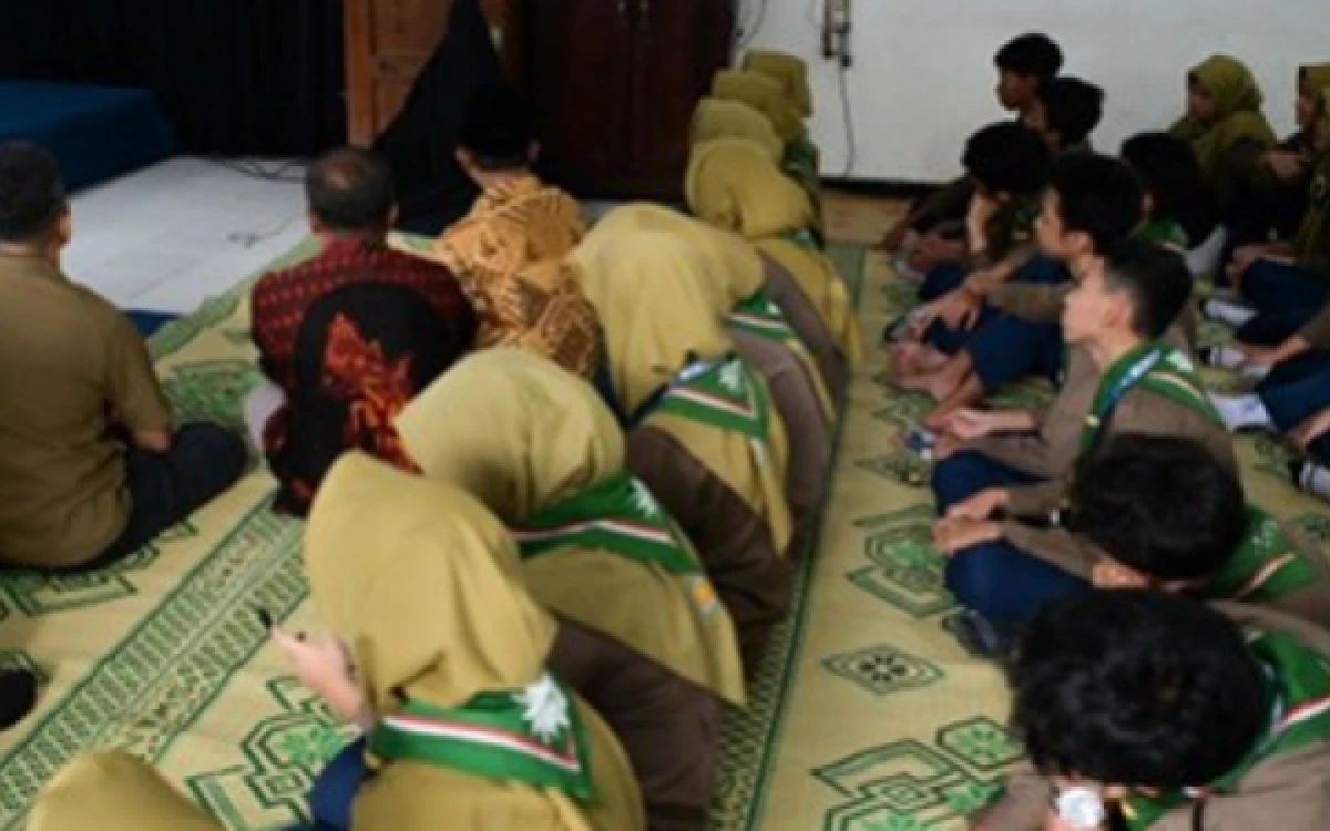 Thumbnail Berita - Anak di Bawah 16 Tahun Bukan Dilarang Internetan, Melainkan Dilindungi dari 4 Risiko Digital