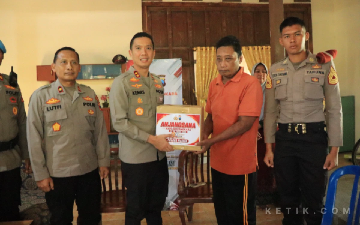 Thumbnail Berita - Kapolres Madiun Gelar Anjangsana ke Anggota Sakit dan Purnawirawan Sambut Hari Bhayangkara ke-80