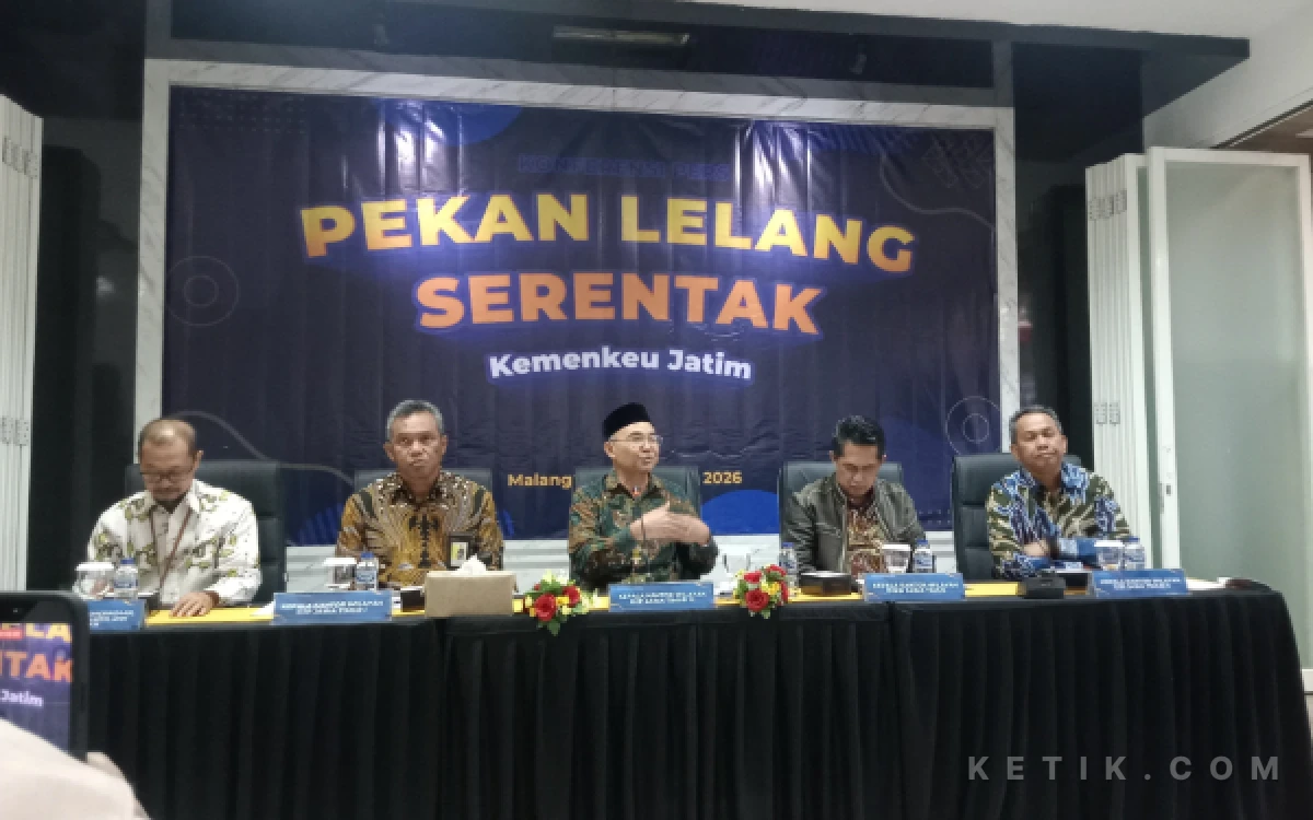 Foto Jajaran pimpinan Kemenkeu Satu Jawa Timur (Dari kiri ke kanan): Kepala Kabid PPIP Kanwil DJP Jatim III Teguh Iman Wirotomo, Kepala Kanwil DJP Jawa Timur I Max Darmawan, Kepala Kanwil DJP Jawa Timur III Paryan, dan Kepala Kanwil DJKN Jawa Timur Arik Hariyono, Kepala Kanwil DJP Jawa Timur II Arridel Mindra dalam Konferensi Pers Puncak Pekan Lelang Serentak Tahun 2026 di Malang pada Kamis, 24 September 2026. (Foto: Aliyah/Ketik.com)