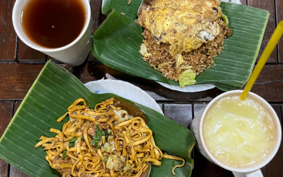 Thumbnail Berita - Cita Rasa Smoky yang Autentik, Depot 200 Hadirkan Nasi Goreng Arang Khas Kediri Jadi Buruan di Kota Malang