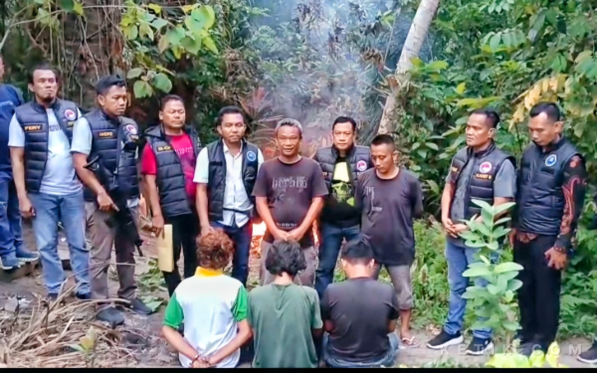 Thumbnail Berita - BNN dan Satnarkoba Labuhanbatu Ringkus 3 Pria Nyabu di Gubuk Pinggir Kampung