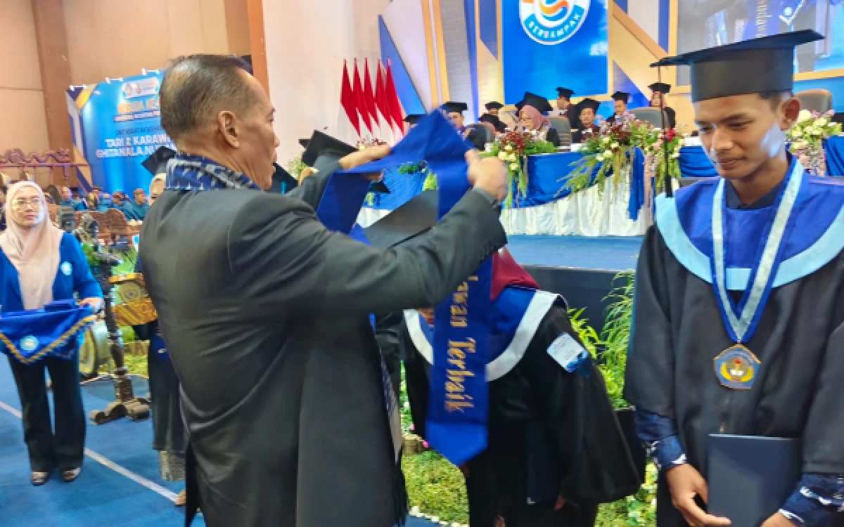 Thumbnail Berita - Wisuda Ke-68 UNP Kediri, Wamendiktisaintek Ingatkan Sarjana Baru Tak Cuma Andalkan Ijazah