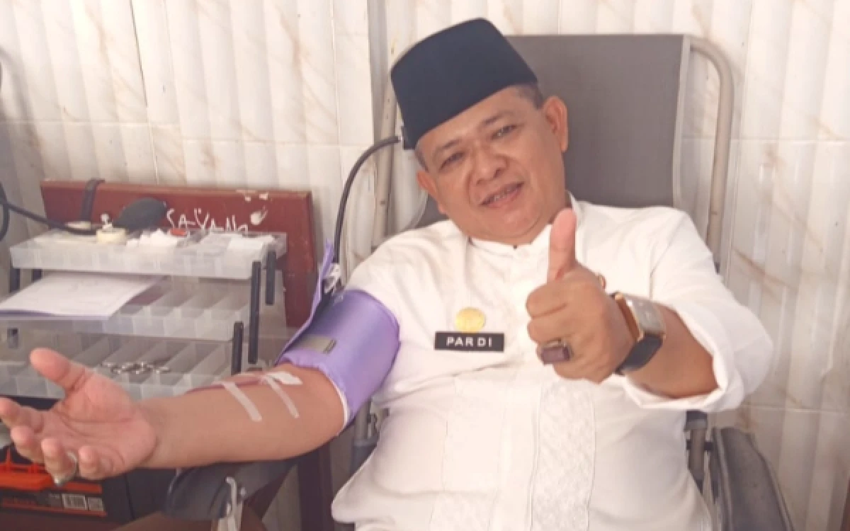 Thumbnail Berita - Peduli Kemanusiaan,  Camat Lenteng ikut Donor Darah di Yayasan Nurul Yaqin Lembung