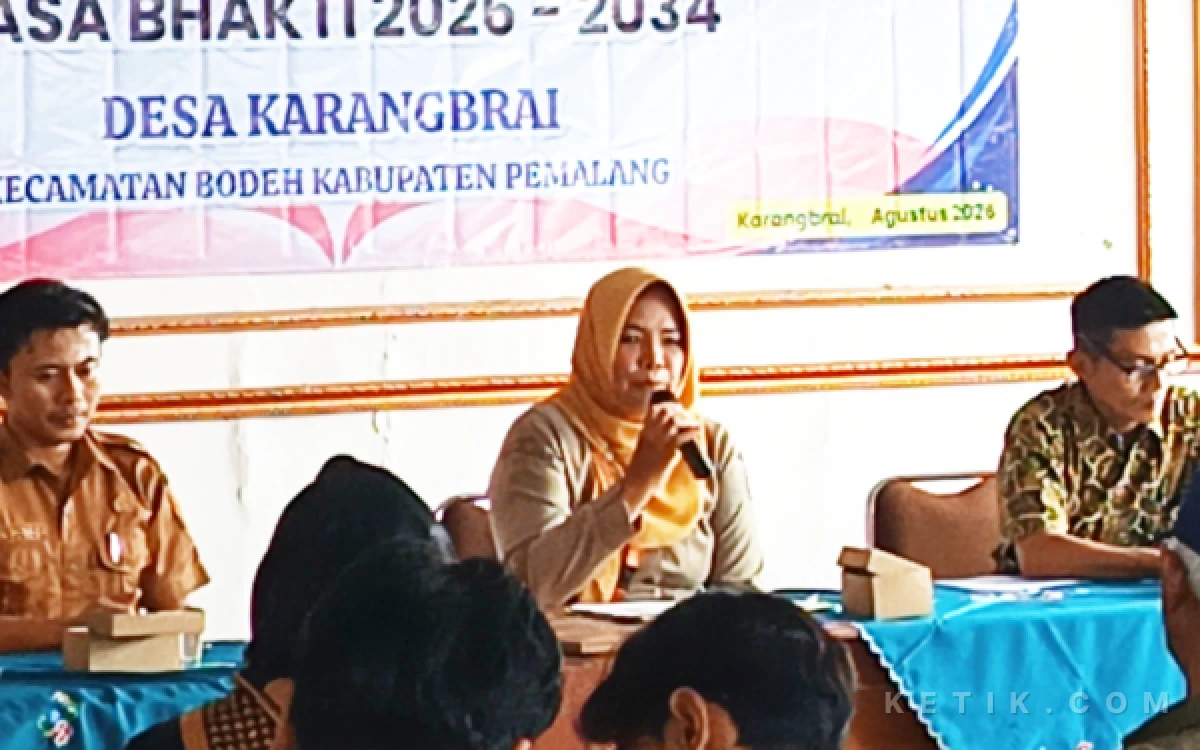 Foto Budi Merginingsih selaku staf tata pemerintahan di Kecamatan Bodeh saat sosialisasi pengisian anggota BPD di Karangbrai (Foto: Slam/ketik.com)