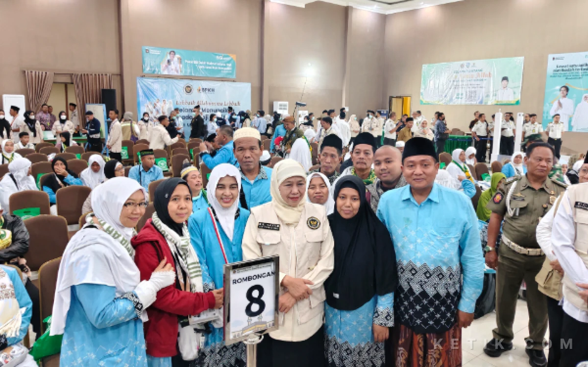 Thumbnail Berita - Khofifah Sambut Kloter Awal Haji 2026, Proses Pendataan Berjalan Cepat