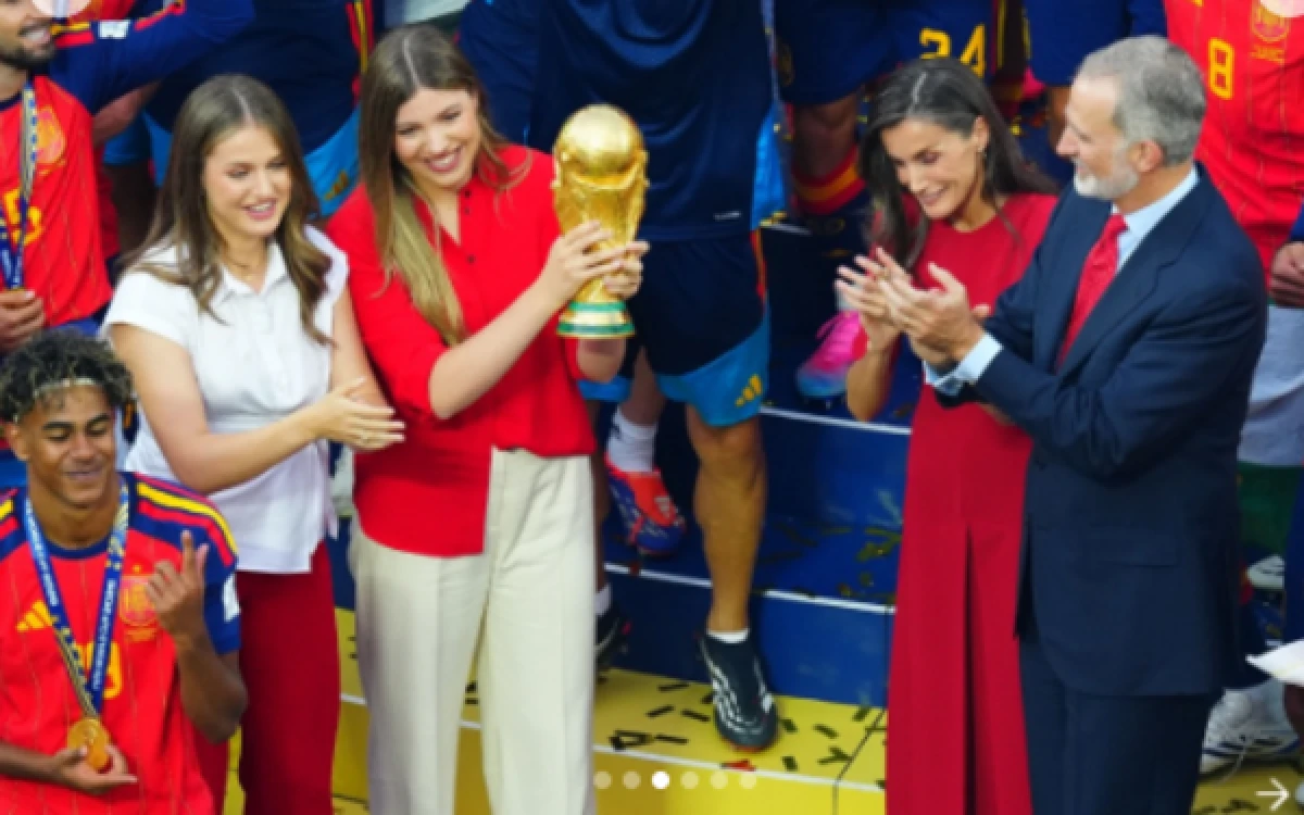 Thumbnail Berita - Bikin Nostalgia! Putri Leonor dan Infanta Sofia Ulangi Pose Ikonik Bersama Trofi Piala Dunia Setelah 16 Tahun