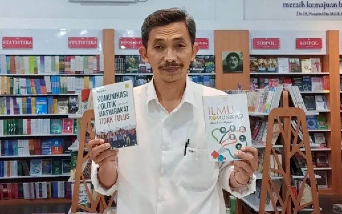Thumbnail Berita - Berawal dari Membukukan Skripsi, Dosen Komunikasi UMM Nurudin Konsisten Menulis dan Terbitkan 24 Buku