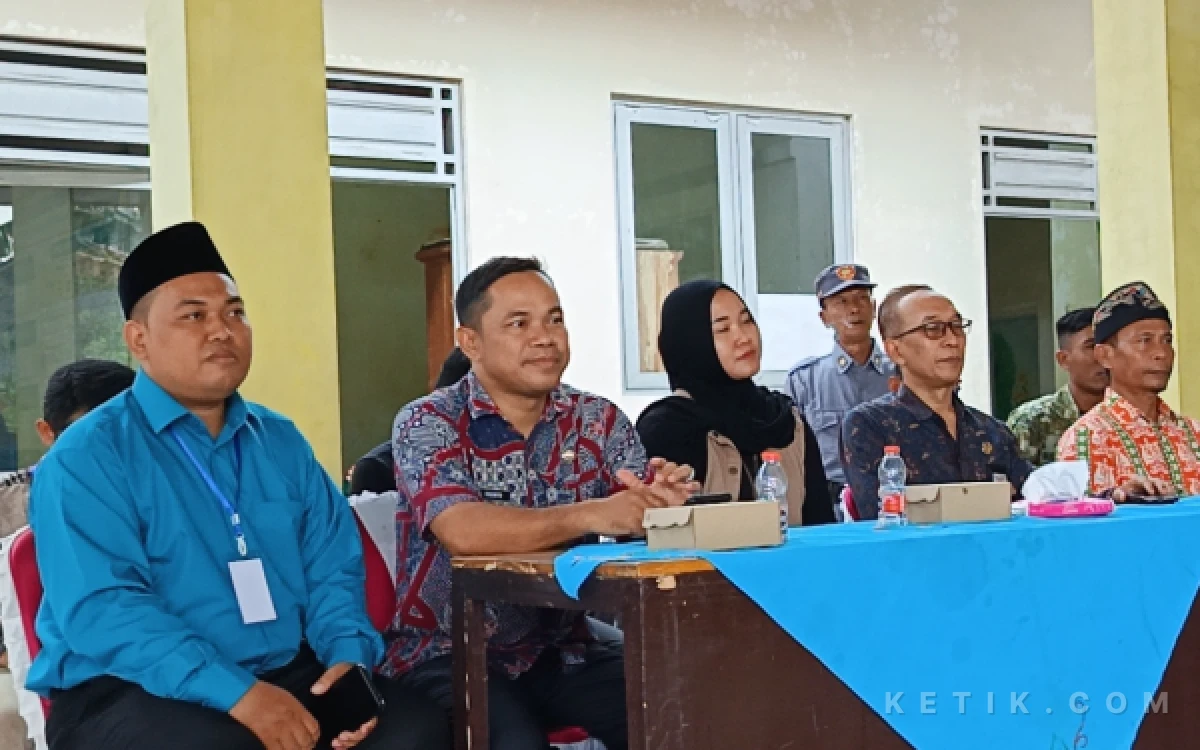 Foto Pastikan Tahapan Penyampaian Visi Misi berjalan lancar, Camat Bodeh Harinto monitoring di Desa Muncang (Foto: Slam/ketik.com)
