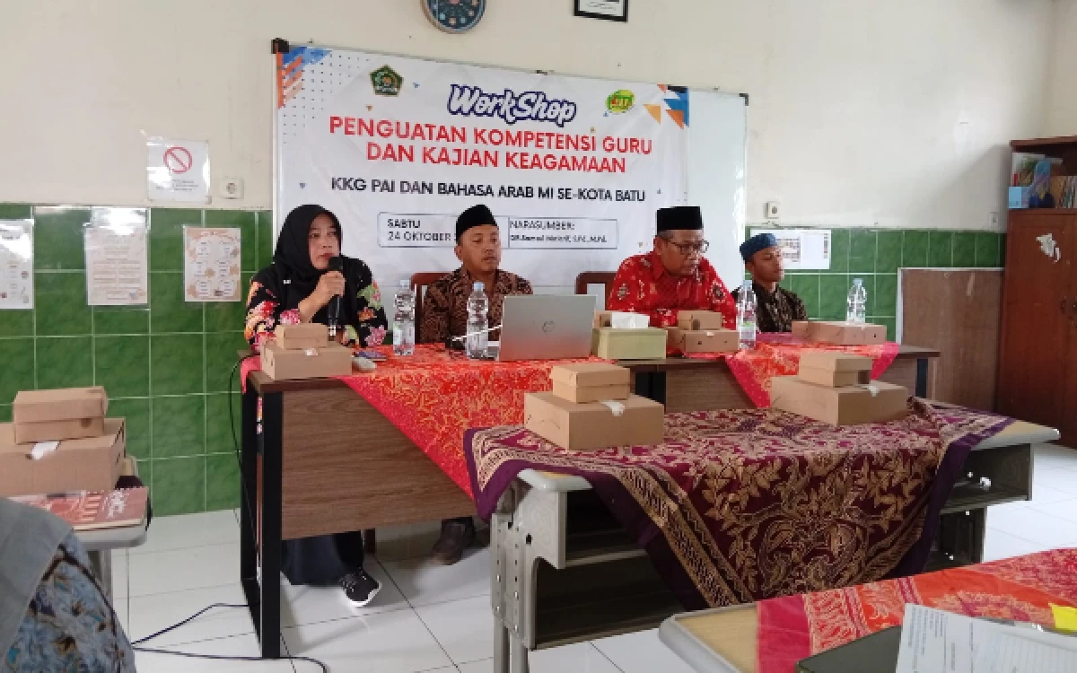 Thumbnail Berita - Dorong Literasi, Dosen Syariah UIN Malang Ajak Guru Madrasah Kota Batu Berani Menulis Buku
