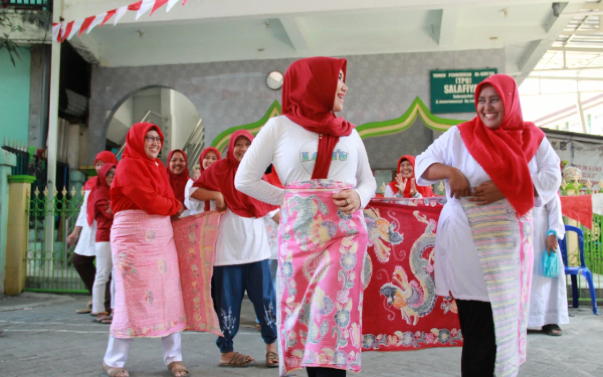 Foto Lia Istifhama mencoba menjadi peserta lomba jarik puting beliung bersama warga Jemur Wonosari, Surabaya. (Foto: Dokumentasi Ning Lia)