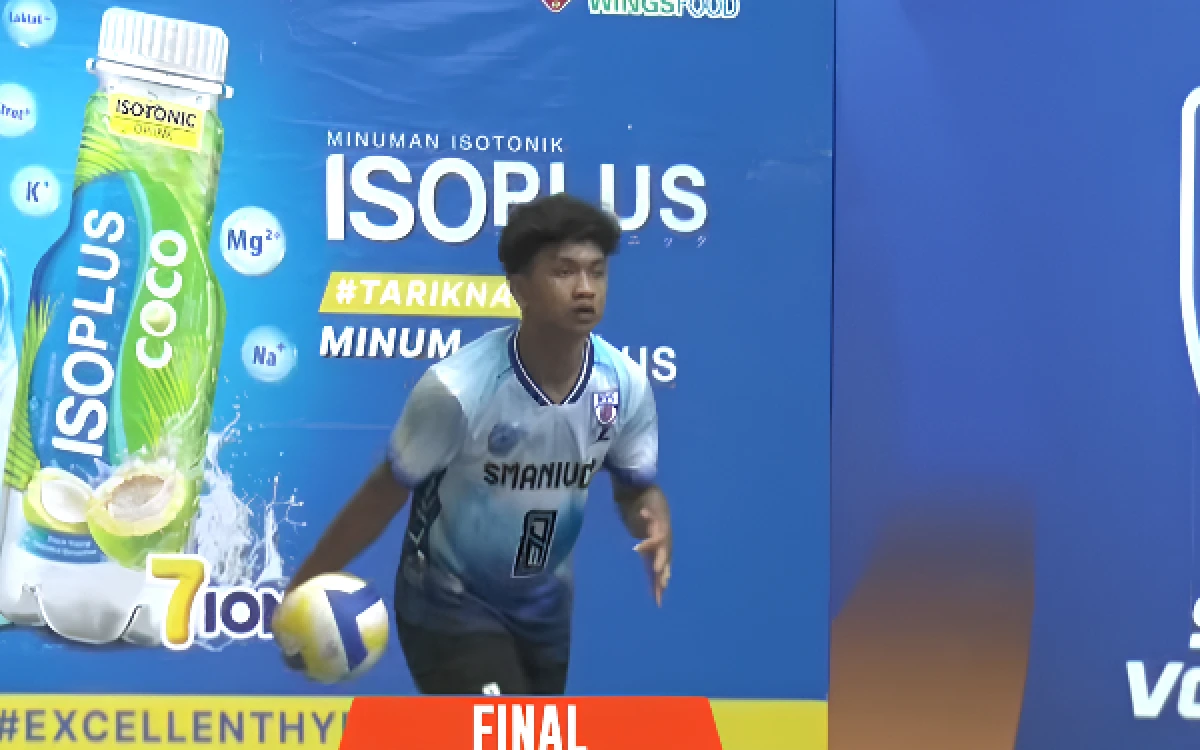 Foto (Foto: Akbar, pemain bernomor punggung 8 yang berkontribusi melalui jump serve keras dan smes tajam. Tangkap Layar YouTube SVL Indonesia)